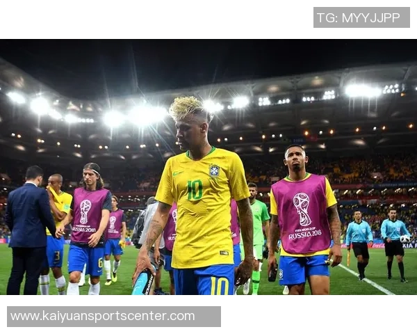 内马尔出席巴西扑克系列赛活动分享生活乐趣照片尽情享受人生